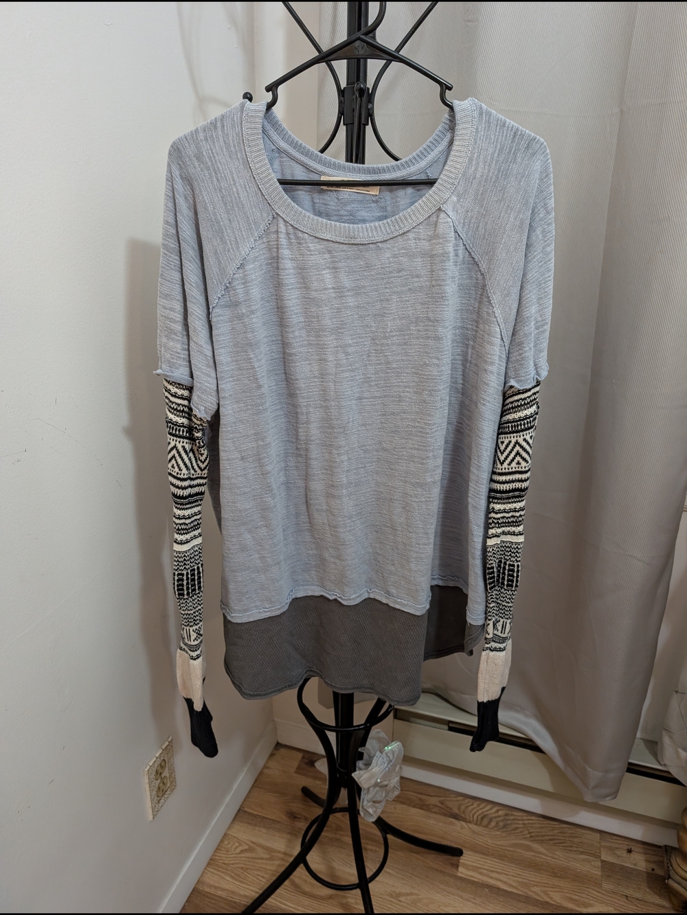 We The Free Light Gray Long Sleeve Top with Patterned Sleeves Size XL